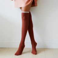 صورة جوارب طويلة مخططة