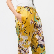 صورة طقم بيجامة بطبعة زهور